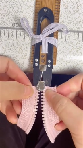 🧷✂️ truco para colocar una cremallera sin complicarte 😍 truco para las cremallera puede parecer difícil, pero con el truco correcto y un poco de paciencia, lograrás un acabado perfecto. 💪✨ #CosturaFácil #CremalleraPerfecta #AprenderCoser #TrucosDeCostura #CoserEsAmar | Telas y Patrones