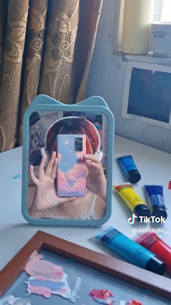 Vẽ ốp lưng điện thoại bằng màu acrylic Sakura