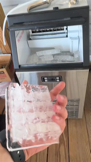 High-Performance Commercial Ice Machine: Daily Output of 100 Pounds