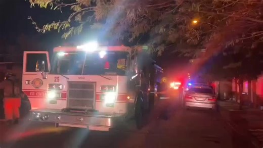 radiopatrulla.com on Instagram: "ARDEN DOS CASAS EN LA PROHOGAR. Una vivienda sufrió daños totales y daños de cuantía en la contigua de la colonia Prohogar, luego que se desatara fuerte incendio ambas casas añosas tenían techo de madera lo que fue un factor preponderante para que las llamas se expandieran rápidamente. Bomberos de las estaciones Independencia y Uno y Central acudieron al sitio y lograron parar el avance del fuego, en la avenida Juan de la Barrera y Río Quelite, hasta donde los tr