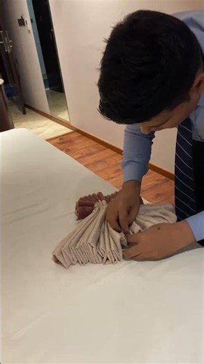 Easy towel, art | simple towel art #housekeeping #towelart #diy #folding