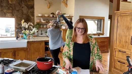 145K views · 1K reactions | We've got the first look at all of the hilarious bloopers from today's new quarantine episode of The Pioneer Woman - Ree Drummond! 藍藍What happens at the ranch, stays at the ranch... kinda sorta. Maybe not!  Don't miss the premiere coming up at 10a|9c today! | Food Network | Facebook