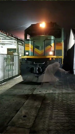 #keretaapi #keretahantu #horror #train kereta api menabrak hantu