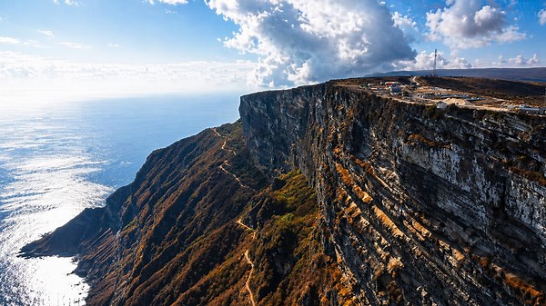 Pourquoi y a-t-il une route sur cette falaise?