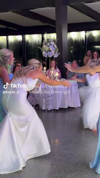Flower Girl Ideas: Bride and Flower Girl Moments for Weddings