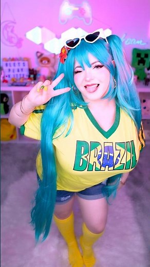 Brazilian Hatsune Miku Brings the Heat 💚🇧🇷 | Cosplay Dance