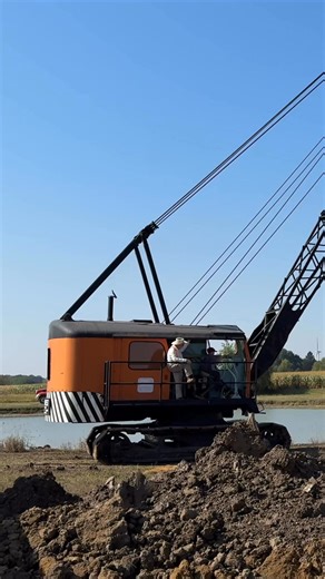 Northwest Engineering track crane - clamshell shovel 👍 at Old Equipment Exposition - Bowling Green, Ohio #heavyequipment #heavymachinery #tractor #crane #construction #constructionlife #excavator #diesel | Someplace or Another