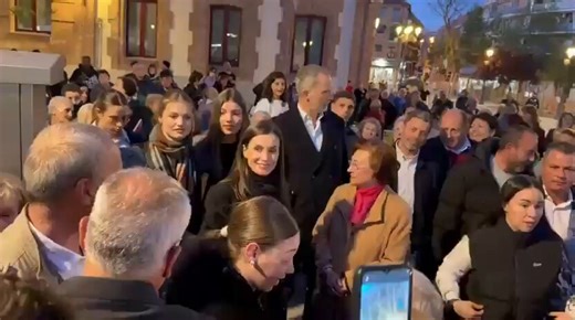 👑🇪🇦 Se critica mucho la presencia de la reina Sofía en Semana Santa comparándola con la de los Reyes y sus hijas, pero para mí se complementan: la emérita en actos más tradicionales, ellos en procesiones. Todo suma para la imagen de la Corona.