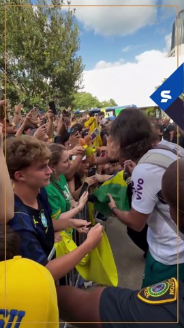 BRASIL CHEGOU EM HOUSTON! 🇧🇷⚽ A Seleção Brasileira está em terras texianas para a fase de 16 avos de final da Copa do Mundo 2026. Os jogadores desembarcaram e atenderam aos torcedores, com um show de recepção dos brasileiros. O Brasil enfrenta o Japão nesta segunda-feira (29) em busca de seguir vivo no sonho do hexa. Confiante, torcedor? 🎥: @brasil *Contém legenda automática #CopaNaGlobo #ViveNaGente #BateNoPeito #Brasil