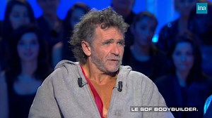 😅 "Ma grande histoire d'amour : elle est hystérique, moi je suis pas fini, ça fait un couple explosif." 😅 Thierry Ardisson reçoit Jacques Sayagh, SDF et bodybuilder. Il fait du sport depuis tout jeune et a découvert le monde du culturisme dans les années 80. Jacques évoque sa vie avant la rue. Quand sa femme le quitte il tombe dans la drogue : crack, cocaïne... Il se retrouve à la rue et continue de faire sa muscu tous les jours ; il commence à attirer les regards et impressionne les passants.
