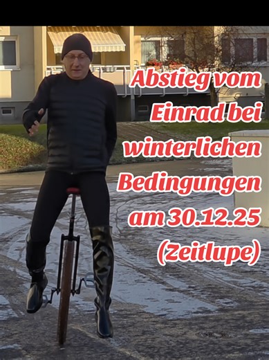 Abstieg vom Einrad bei winterlichen Bedingungen am 30.12.2025 in Zeitlupe, wobei es nicht zu glatt war, um sicher zu stehen #einrad #unuciklo #unicycle #acquoofsweden #overkneestiefel