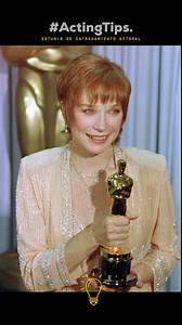💡Hoy celebramos a una leyenda: Shirley MacLaine cumple años. ▪️Compartimos este fragmento de su inolvidable discurso al recibir el Oscar a Mejor Actriz por Terms of Endearment (La Fuerza del Cariño) en 1984. ▪️En sus palabras, Shirley reflexiona sobre cómo, durante mucho tiempo, pensó que los logros eran producto del azar o la casualidad, hasta que comprendió el poder de manifestar y visualizar sus metas, reconociendo que muchas veces deseamos algo durante tanto tiempo que, al alcanzarlo, tambi