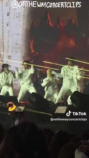 Stray kids- Mountains (1/2) Live from Arlington day two! #skz #skzstay #straykidsstay #straykids #dominATE #dominatetour #straykidsdominate #kpopconcert #concertvideo #concertblogger