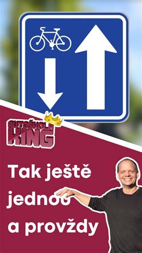🇨🇿 Od 1. 7. 2025 máme nové dopravní značky a tehdy jsme si je společně představovali hlavně teoreticky. Teď už se postupně značky objevují i přímo v provozu. Jednou z nich je značka pro jednosměrku s povoleným průjezdem cyklistů v protisměru. Dříve to řešila dodatková tabulka, dnes už je vše přehledně součástí samotné značky 🚲🚏 Video ve spolupráci s AUTO JAROV Vaše Autoškola King a Pavel Greiner 🚙 _____________________________________ A pokud sháníš autoškolu, která sází na férové zacházení