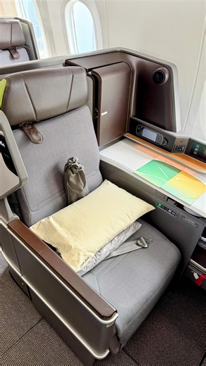 What it’s like on EVA Air’s newest business class on the Boeing 787. Can be booked via EVA directly using points or one of their partners such as Air Canada, United, or Lifemiles. Or you can use an award flight search aggregator like roame.travel to help find the points deals. Want more deals like these delivered straight to your inbox for FREE? Comment “newsletter” below👇 #evaair #roame #awardtravel #pointstravel #pointsandmiles | Roame