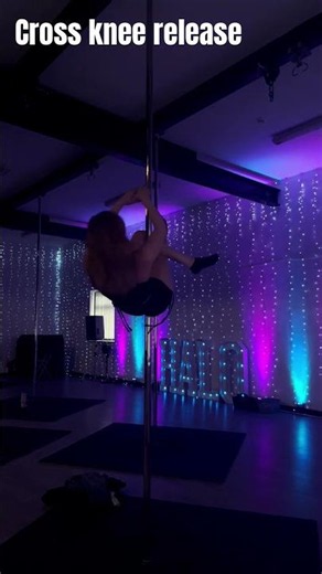 Cross knee release #pole #poledance #fitness #fyp #youtubeshorts #polefitness