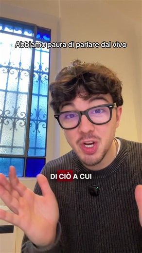 Ci avete fatto caso anche voi? Parliamo d’amore, di paure, di relazioni, di crisi esistenziali… ma lo facciamo dietro uno schermo. In chat siamo profondi, articolati, coraggiosi. Dal vivo, invece, spesso ci blocchiamo. Ci censuriamo. Abbassiamo lo sguardo. Non è (solo) una questione di timidezza. È che online ci sentiamo più protetti. Possiamo riscrivere, cancellare, pensarci su. Offline no: lì ci sono gli occhi dell’altro, le pause, l’imbarazzo, la vulnerabilità. Ma alcune cose non sono fatte p