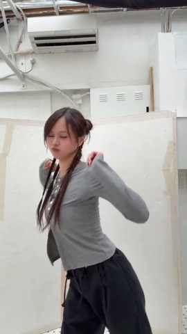 コメントでよく聞いてもらえるこのお洋服は、@(株)佐藤そると のコラボアパレルなのです❣️6/26発売ダヨ👯‍♀️全色マジ使いやすいんだけどオレは特に黄..チュ....
