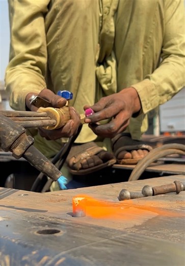 Amazing Truck Chassis Riveting Process Revealed
