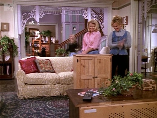 197K views · 8.2K reactions | Sabrina solo puede utilizar encantamientos y sin querer convierte la antigüedad de sus tías en algo totalmente nuevo. Mira #Sabrina La Bruja Adolescente donde quieras, cuando quieras por Paramount+ #ParamountPlus | MTVLA | Facebook