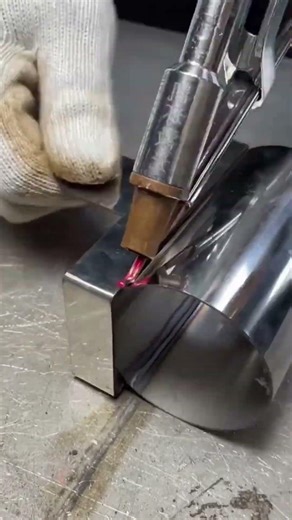 Handheld Lesser Welding in Workshop