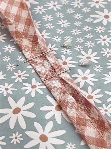 How to make your own Bias Binding --- Making your own bias binding gives you more control over color, fabric, and finish, #especially for curved edges and clean seams. This short video shows the basic process of creating bias binding from fabric, a great skill for both beginners and experienced sewists. 🎥 Original video by @ford_wardrobe_ Edited & adapted for educational purposes. #sewingtips #BiasBinding #LearnToSew #SewingBasics #SewingEducation #SewingTechniques #FabricPrep #SewingTikTok