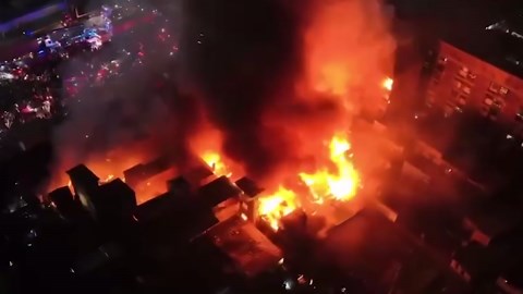 Massive fire rips through 500 homes in Manila slums