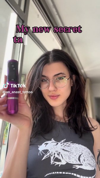 The color 😍💜 EZ tattoo send me this gorgeous wireless machine to try. (Link in bio) For the price range it is very good, not heavy, nice display with a lot of information (voltage, battery, etc.) including the amount of time the machine is running. Will be testing it further on real skin. . . #tattoopractice #eztattoosupply #eztattooing #tattooapprentice