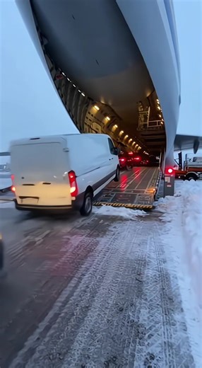 Transport von Autos via Flugzeug. Achtung, Rutschgefahr #carcrash