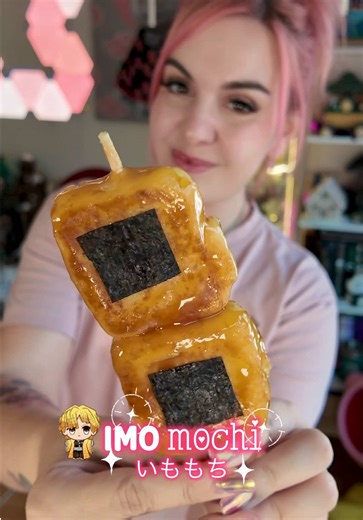 🌸IMO MOCHI (o mochi de patata) 💖 🍡 Os he hecho mochis de todas las formas y colores 😂, pero nunca uno salado. Es muy sencillo y seguro que lo habréis visto en algún anime ☺️, a nosotros nos encanta en casa ✨INGREDIENTES ➖ 400 gr de patata cocida ➖ 30 gr de maizena ➖ mozzarella ➖ 30 ml de salsa de soja ➖ 60 ml de agua ➖ 10 gr azúcar ➖ 5 gr de maizena disueltos en 15 ml agua fría ➖ 30 ml de mirin (que puedes quitar o sustituir por algún vino blanco dulce) ➖ alga nori para decorar 🌸 Cuece las 