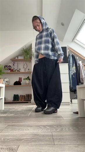 I’m home divas wearing @madebyáine🐟👖 #styling #nike #baggydenim #plaid