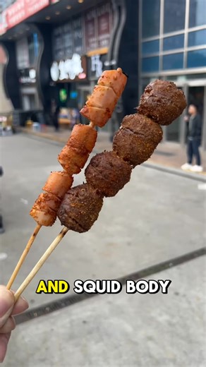 🤑 $20 Challenge in Flushing, Queens Flushing is he biggest Chinatown in New York, and it’s known for its cheap and authentic Chinese foods. I wanted to see what can $20 get and here’s what went down: 📍Fu Yuan: Curry fish balls and rice noodles that taste like childhood 📍Soy Bean Chan Flower and Gift Shop: soft tofu pudding from a wholesome grandpa 📍Skewer Street Cart: honestly a big mistake. Got the beef balls and squid body and it’s cold in the middle 🥲 📍Molly Tea: jasmine mango smoothie 