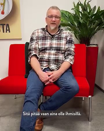 “Kyllä se oli mulle jo pienestä pitäen selvää.” ❤️ Latva-Kivinimen perhetilan isäntä Juha kertoo videolla, miten päätyi tilalliseksi. Tiesitkö, että Latva-Kivinimen perhetilalla on kasvatettu broilereita jo 50 vuotta?😮 Työn aloittivat nykyisen isännän Juhan vanhemmat jo 70-luvulla. Juha ja hänen vaimonsa ottivat Latva-Kiviniemen perhetilasta vastuun vuonna 2001. | Atria