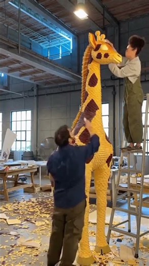 Building the World's Tallest Paper Animal? 🦒🛠️ #shorts #craft #skulpture #papercraft #giraffe
