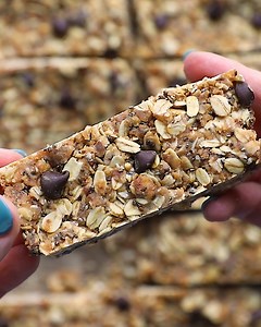 FULL RECIPE: https://www.eatingbirdfood.com/chocolate-peanut-butter-granola-bars/ These chocolate peanut butter granola bars are chewy, easy to make and hold together nicely. They’re vegan, gluten-free and perfect for an on-the-go breakfast or snack. | Eating Bird Food