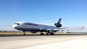 20K views · 925 reactions | Special cargo delivery! Black FRAday started yesterday and will be online until November 27th. Check the special offers on our online shop: fra.aero/black-weekend // Spezial-Lieferung! Unser Black FRAday läuft diesmal eine ganze Woche, von gestern bis zum 27. November. Hier kommt ihr zu den Sonderangeboten in unserem Online Shop: fra.aero/black-weekend | Frankfurt Airport | Facebook