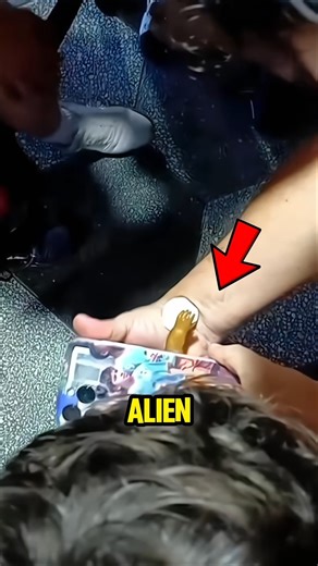 Phone Alien Steals a Coin 👽