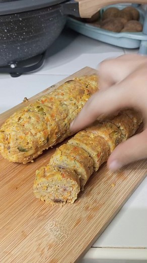 Pork Embutido Ingredients: 1kl pork giniling 2 small onion 2 small bell pepper 5 small carrots 100g pickles raisins 160g cheese (half) 2 medium egg black pepper salt breadcrumbs #mommyjacky #embutido