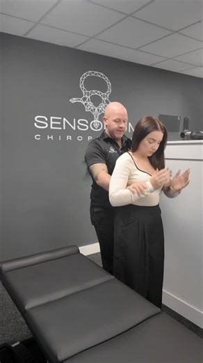 A nice lift technique to release tension and adjust the upper back! Great for anyone who works at a computer for prolonged periods of time 🙌🏽💥 #chiropractic #backpain #physicaltherapy #backcrack | Sensorium Chiropractic