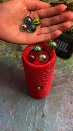 Jbl flip 4 bass test balls #shortvideo #speaker #jblbasstest