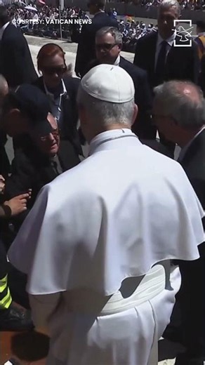 Pope Leo descends and kneels to help fainted priest at St. Peter's Square | Shalom World News