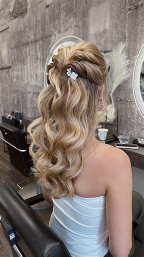 Halboffene Brautfrisuren sind einfach ein Muss für jeden Bridal Hairstylist! Diese Stylings sind so beliebt bei Bräuten - und das zu Recht. Sie wirken natürlich, modern und gleichzeitig elegant. Wenn du als Stylistin viele Bräute stylst, musst du verschiedene Varianten dieser Frisur im Repertoire haben. Denn keine Braut ist gleich - Struktur, Dichte, Haarlänge... alles spielt eine Rolle. In meiner Online-Ausbildung zeige ich dir, wie du halboffene Frisuren systematisch aufbaust, an jede Haarstru