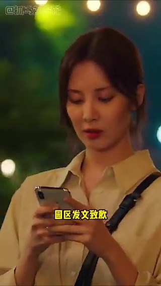 后续：景区回应：“保洁领导让他们把残花打掉，保洁们理解错了，于是把树上所有的花全都打掉了”“目前涉事的保洁员已被开除了”但“开除”两字引起了更大的争议。网友们愤怒表示：底层员工犯错就开除了事，最该开除的是说话的领导，安排打掉残花本来就不现实。把员工推出去顶锅，解决的不是问题，是提问题的人。