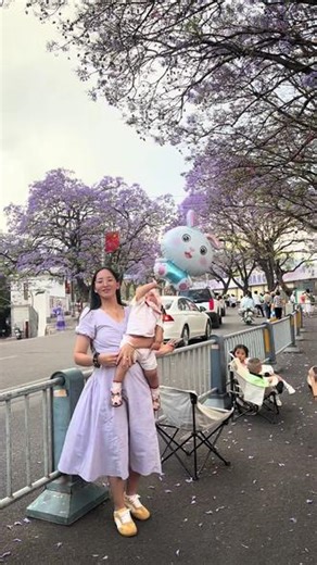 每次镜头对着子卿，她就开始比耶哈啊哈哈哈哈