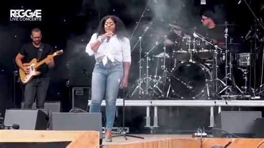 Etana owning the stage in Amsterdam 🔥 “I’m Not Afraid” — a song of power, love, and truth. Captured by Reggae live concerts 🎥 #Etana #ReggaeLive #AmsterdamVibes #JamaicanMusic #RootsReggae #reggaemusic #rootsreggae #reggaevibes #reggaeculture #amsterdam | Reggae-agenda