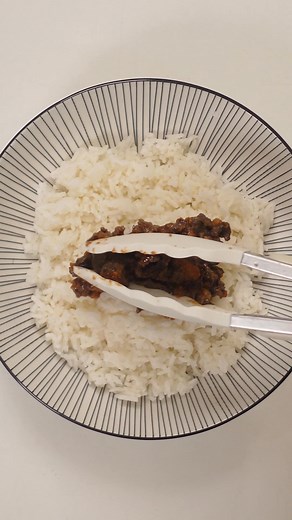 Busy days call for lazy hacks 😋 Gusto niyo bang manalo ng 100 days of Argentina Beef Tapa—libre? GAME. Use the “Play TAPAmazing Dash” filter, post on TikTok with #TapamazingDash and tag @centuryfoodstore. Baka kayo na ang next na makakuha ng 100 packs of Argentina Beef Tapa. Aantayin ko posts niyo 😏 🍚 Rice Cooker Bibimbap 🍽️ Servings: 4 2 x 200g Argentina Beef Tapa (marinade removed) 2 cups rice (short grain preferred) 1⅓–1½ cups water ½ cup mushroom (sliced) ½ cup carrot (julienned) ½ cup b