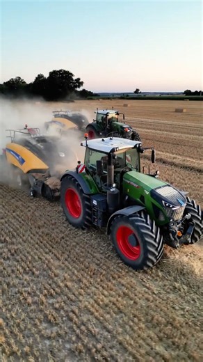 🚜 The tractor is operating #bigtractor #amazingmachinery #farming #bigmachines #agriculture