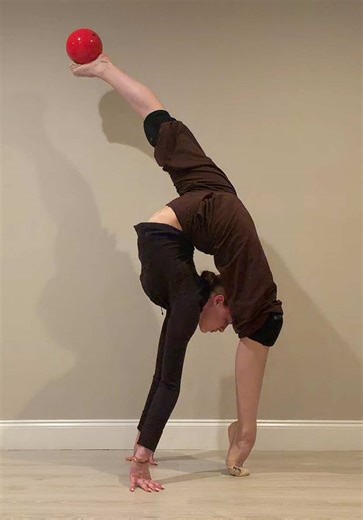 it’s RHYTHMIC GYMNASTICS 😮‍💨 #flexibility #gymnastics #contortion #ball #sports