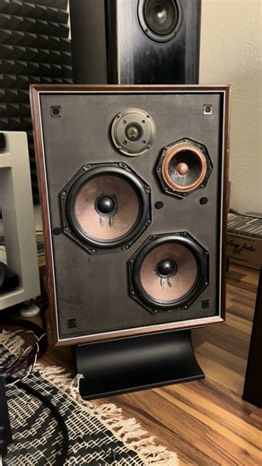 Luxman LV-105 vs Philips 22 RH 427.