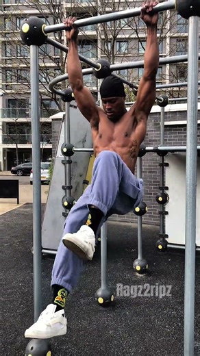 15s hanging knee tucks. Full control, no swing. Grip & core on fire. #calisthenics #shorts #fitness